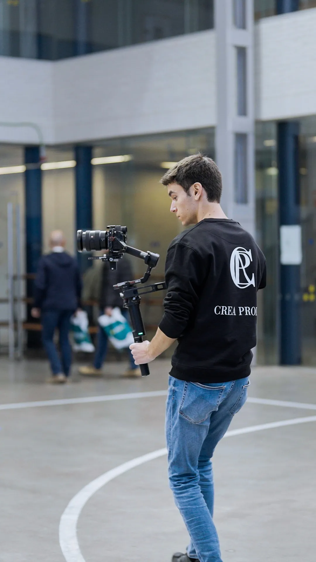 Operador de cámara grabando con estabilizador durante un rodaje