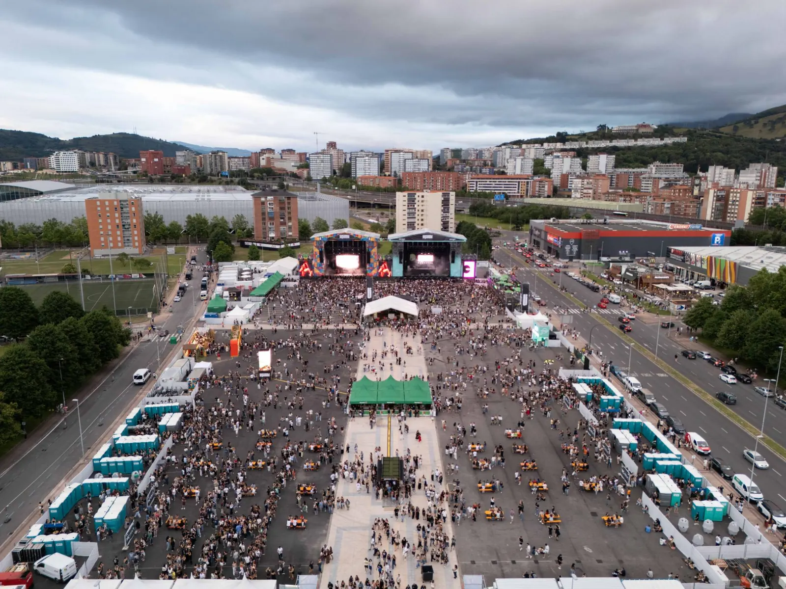 Vista aérea con dron del festival Bigsound 2026 en Barakaldo, con el público frente a los escenarios