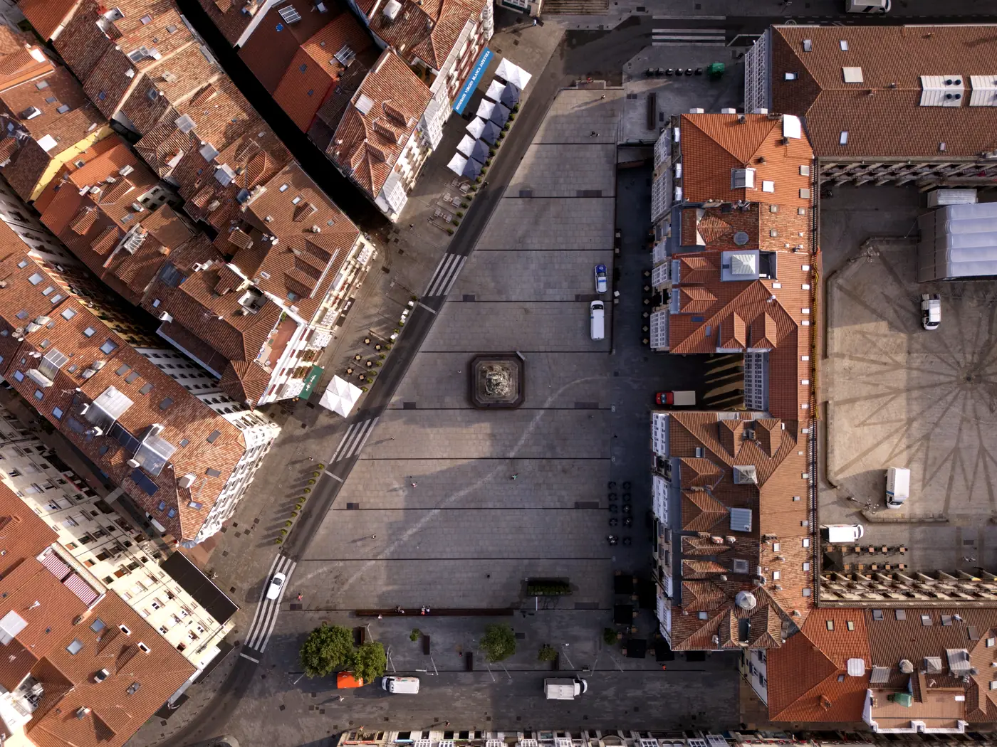 Plano cenital con dron de la plaza de la Virgen Blanca, en Vitoria-Gasteiz